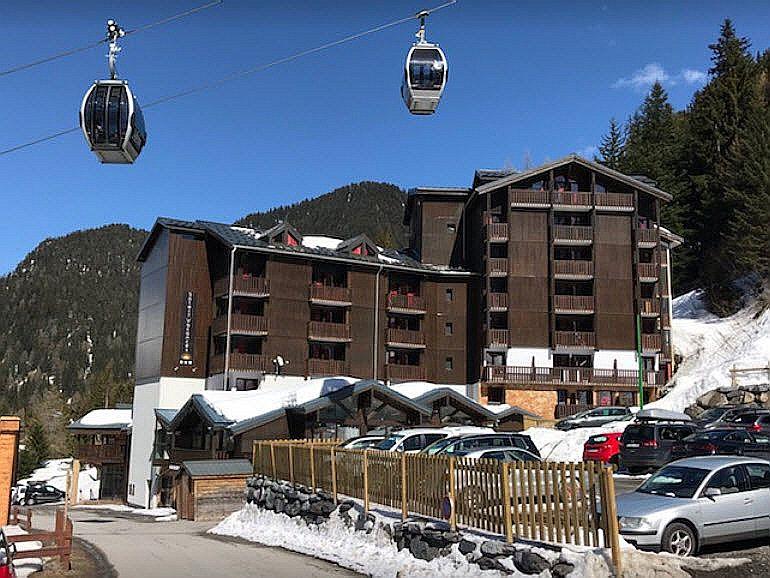 SOWELL Family Valfréjus har det ideala läget, nära både pisterna, centrum och bara 200 meter från liftarna. Hotellet erbjuder en lyxig skidsemester med all inclusive så här behöver du inte tänka på mat och dryck. Rummen är rymliga, moderna och det finns även familjerum. Efter en dag av slalom i pisterna kommer du sova som en kung i de bekväma sängerna. Du kan också återhämta dig i solen på balkongen eller använda hotellets wifi för att göra nära och kära avundsjuka med semesterbilder. För barnen finns en barnklubb, med roliga spel och lekar. Du kan också beställa en uppfriskande drink i baren. Efter en god måltid kan du ta ett dopp i poolen eller för en avgift slappna av i bastun. På SOWELL Family Valfréjus kommer du ha en underbar semester!