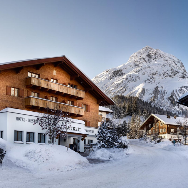 Hotel Gotthard ligger i hjärtat av Lech am Arlberg, en världsberömd plats som trots sin lyxiga image har behållit en bykaraktär. Skidområdet, som är känt för sin mångfald och goda förhållanden, är lättillgängligt från hotellet via Rüfikopfs skidlift. Med över 300 kilometer pister finns det mycket att upptäcka här, för den erfarna och mindre erfarna vintersportentusiasten.Det charmiga hotellet har drivits av familjen Walch i över 75 år, men det är verkligen inte gammaldags. Nej, här går tradition och innovation hand i hand. Ägaren Clemens och värdinnan Nicole tar väl hand om sina gäster. De attraktiva rummen har en lantlig inredning och är fullt utrustade.Behöver du lite avkoppling efter en dag i backen? Då är ett besök på friskvårdsavdelningen något vi starkt rekommenderar. Här hittar du allt  för att ladda batterierna, som bastu och inomhuspool. Föredrar du en avslappnande massage? Det erbjuds också. Se till att under din semester även smaka på bakverken från vårt eget bageri, delikatesserna från konditoriet och självklart det hembryggda ölet.