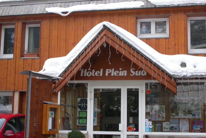 Hotel Plein Sud ligger nära liften i Chantemerle i skidområdet Serre Chevalier. Här får du ett perfekt hotell om du söker ett prisvärt alternativ med halvpension i Frankrike i ett stort skidområde. Med sina 81 bäddar fördelade på dubbelrum och några trebäddsrum är hotellet perfekt för familjer, vänner, par och grupper som reser tillsammans. Skilink driver själva hotellet och ser till att både mat och service anpassas till skandinaviska skidåkare. Hotel Plein Sud är enkelt och funktionellt i sin interiör, men har allt du behöver för din skidsemester. Vid ankomsten till hotellet kommer du in i en mindre reception, och vid ena sidan hittar du hotellets mysiga bar, där du kan njuta av en kall öl, läsk, drink eller en varm choklad. På andra sidan hittar du hotellets restaurang, där vi serverar en frukostbuffé på morgonen och en 3-rätters middag på kvällen. Då hotellets restaurang inte är så stor är det 2 sittningar till middagarna och barnfamiljer prioriteras till den tidiga sittningen. Vid eventuella allergier eller önskemål om specialkost ber vi dig informera oss senast 14 dagar innan avresa. Hotellet har en uppvärmd och övertäckt utomhuspool, så att du kan ta ett dopp efter skidåkningen. Poolen ligger i direkt anslutning till hotellet. Så du lindar helt enkelt handduken runt dig på hotellrummet och går de få stegen ner till poolen. Din skidutrustning förvaras i hotellets skidkällare där det finns ett skåp per rum. Rummen är enkla men bekväma i sin inredning och samtliga rum har dusch/badkar, toalett, safety box och minibar. På ena sidan av hotellet hittar du dubbelrum och trebäddsrum med balkong eller terrass, och på andra sidan mindre dubbelrum. Som barnfamilj kan du kontakta oss med önskemål att boka rum som antingen ligger mitt emot varandra på samma våningsplan eller bredvid varandra. Hotel Plein Sud är ett riktigt "value for money" hotell, där du får god mat, bra skidåkning och en skön skidsemester till ett bra pris. Välkommen till Serre Chevalier!