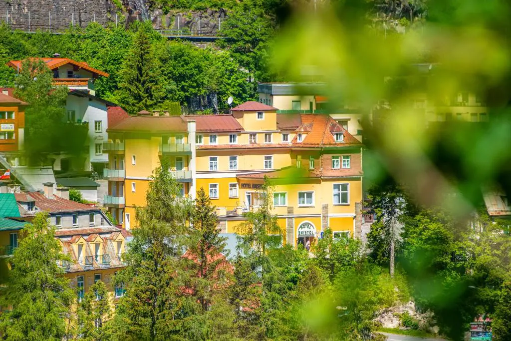Hotel Bristol er centralt beliggende i Bad Gastein tæt på Mozartplatz og tilbyder en ideel base for din sommerferie med familien. Hotellets placering giver nem adgang til områdets mange aktiviteter og seværdigheder, hvilket gør det velegnet til både voksne og børn. ?Under dit ophold kan du nyde komfortable værelser udstyret med boxmadrasser og fladskærms-tv. Mange af værelserne har også balkon eller terrasse, hvor du kan slappe af og nyde udsigten over Gastein-dalen. Hotellet tilbyder gratis Wi-Fi, så du kan holde kontakten med omverdenen under din ferie. ?For familier er der særlige værelsestyper, såsom familieværelser og suiter, der giver ekstra plads og komfort. Hotellet har også en indendørs legeplads, samt et fælles opholdsområde, hvor hele familien kan samles. ?Området omkring hotellet byder på et væld af sommeraktiviteter. Du kan tage på vandreture i de smukke bjerge, cykle gennem dalen eller prøve kræfter med aktiviteter som minigolf og tennis. For de eventyrlystne er der også mulighed for ridning og bueskydning i nærheden. ?Hotellets restaurant, Blockhäusl, har en morgenmadsbuffet i en familievenlig atmosfære, og en simpel aftenmenu kan tilkøbes. Efter en dag fuld af oplevelser kan du slappe af på solterrassen eller nyde en drink i hotellets bar. ?Fem gode grunde:Central beliggenhed med nem adgang til lokale attraktioner og aktiviteterFamilievenlige værelsestyper og faciliteter, herunder indendørs legepladsNærhed til termiske bade som Felsentherme og AlpenthermeMulighed for en bred vifte af udendørs aktiviteter velegnet til alle aldreTraditionel østrigsk restaurant på stedet med familievenlig atmosfære 