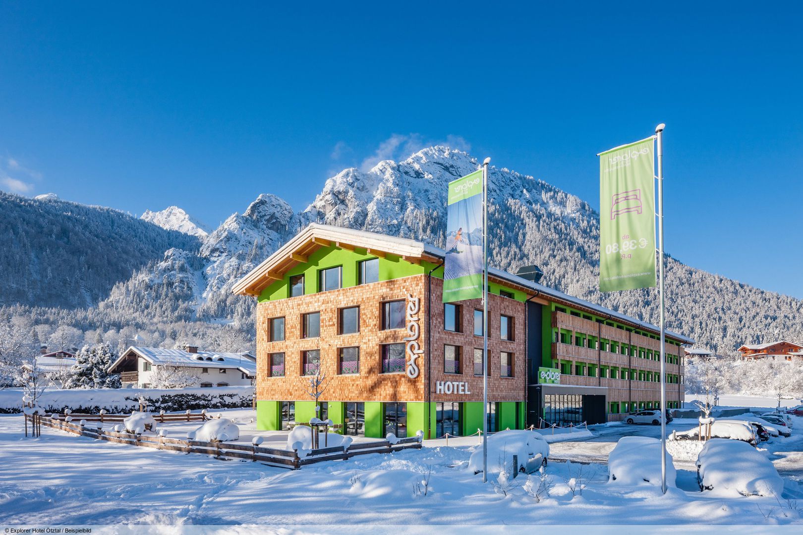 Det trendy Explorer Hotel Garmisch ligger ca. 5,4 km fra centrum af Garmisch-Patenkirchen. Skiområdet Garmisch-Classic med Zugspitze nås efter ca. 7 km, og der er et skibusstoppested ca. 100 m fra hotellet. Indstigningen til langrendsløjpen er mulig efter ca. 500 m. Faciliteter Indkvarteringen, der åbnede i 2022, har reception, elevator, Wi-Fi, opholds- og morgenmadsrum, bar, skikælder, parkeringspladser og en parkeringsgarage (begge mod betaling og hvis ledig). Som hotellets gæst har man mulighed for at benytte wellnessområdet med sauna, dampbad, infrarødkabine og fitnessrum (for åbningstider, se opslag på destinationen). Forplejning I rejseprisen er der allerede inkluderet den daglige morgenmadsbuffet, på forespørgsel fås der gluten- og laktosefrie alternativer.