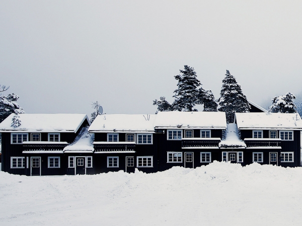 Club Gautefall lejligheder ligger i kort afstand fra lifterne og pisterne. Det er rigtig fine lejligheder i flere størrelser med balkon eller terrasse med udsigt med pisterne. Ved alpincenteret finder i varmestue, skiudlejning og liftkortsalg.