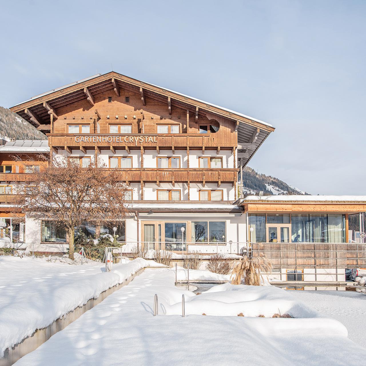 Selections Hotel Crystal i Fügen i den smukke Zillertal dal er et stilfuldt og komfortabelt 4-stjernet hotel med lækre wellness-faciliteter. Den gratis skibus kører blot få meter fra hotellet, og tager jer på få minutter til gonolen. Centrum af Fügen nås på få minutter til fods. Værelserne er pæne og flere er renoveret indenfor de sidste par år. Efter dagens skiløb kan eventuel overskydende energi brændes af i poolen eller svedes ud i saunaen. I kan også vælge at forkæle jer selv med en massage eller en skønhedsbehandling. Drik en drink i den fine hotelbar inden I sætter jer til bords og nyder en overdådig 5-retters menu lavet på lokale, friske råvarer. Forkæl jer selv med et ophold på Hotel Crystal.