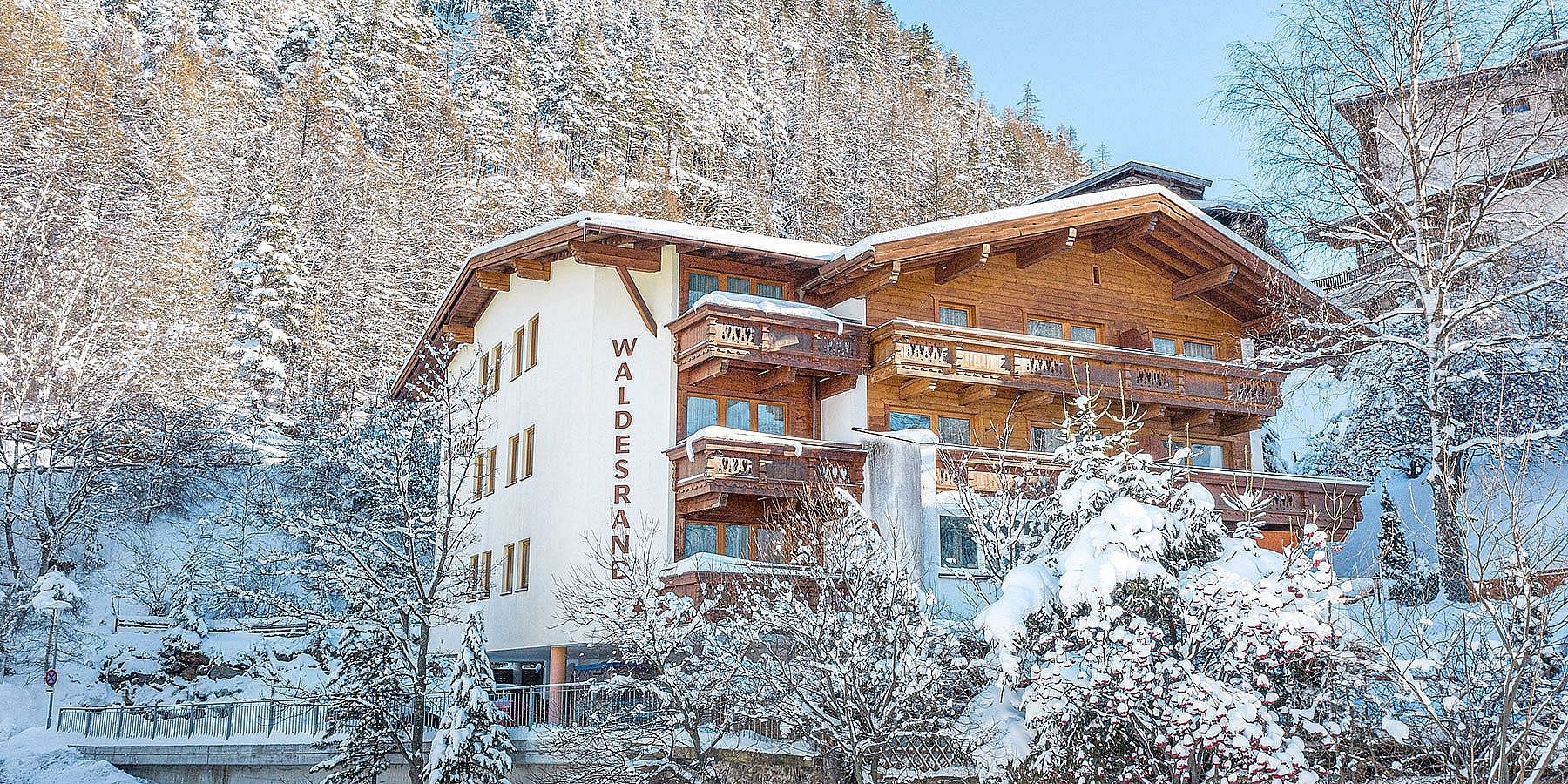 Appartements Waldesrand ligger i rolige omgivelser i Sölden, samtidig med at både restauranter, shopping og skiområdet er inden for kort afstand. Her bor du i lejligheder med eget køkken og plads til at tilpasse skiferien i dit eget tempo - uanset om du rejser som par, familie eller med venner. Skibussen stopper direkte foran huset, og efter en dag på pisterne kan du benytte sauna og svømmehal i Freizeit Arena, som er inkluderet om vinteren. Kombinationen af central beliggenhed og rolig