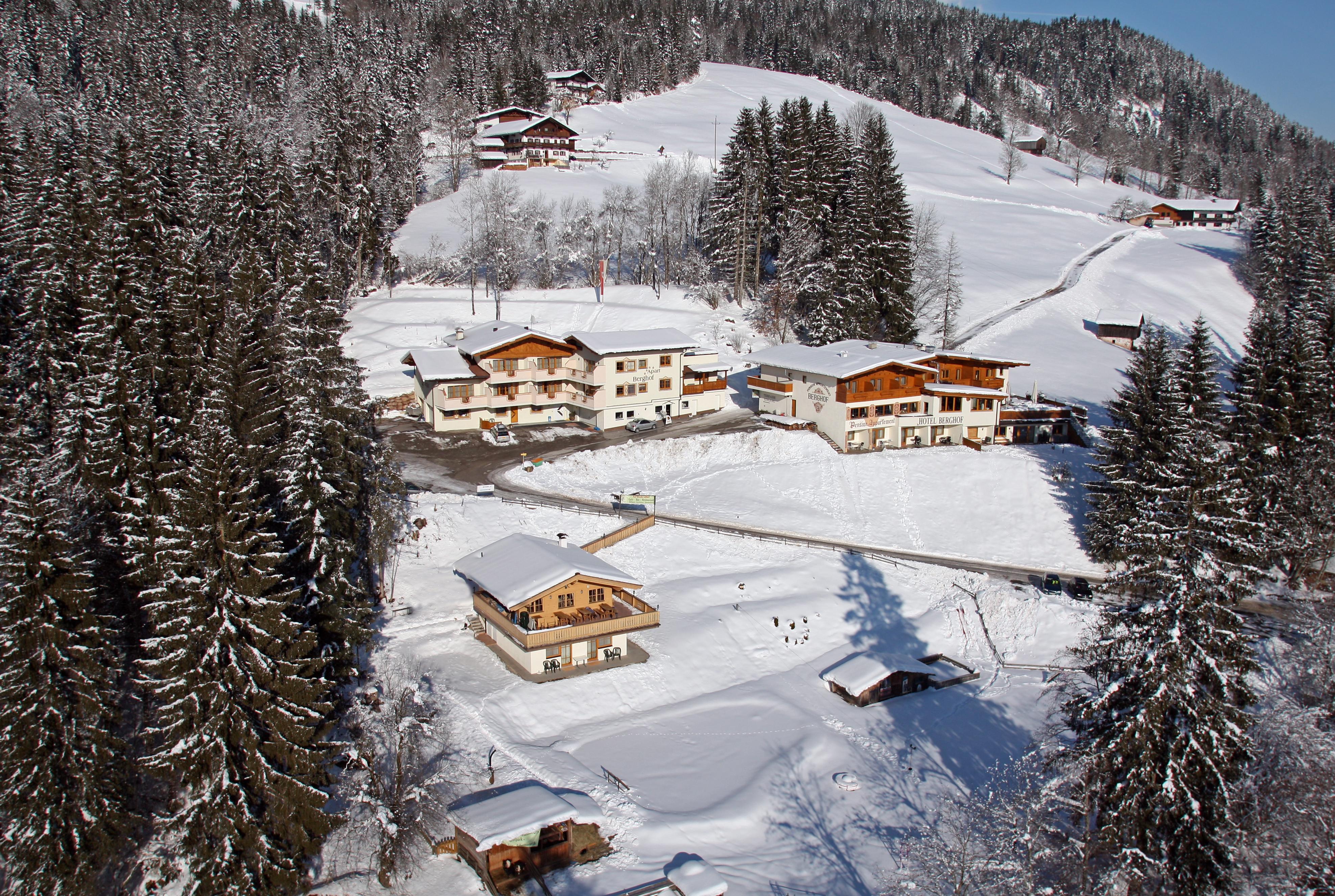 Midt i de smukke omgivelser ligger det autentiske og komfortable Hotel Berghof. Her kan du nyde en uforstyrret skiferie i det smukke Østrig. I det nyrenoveret Berghof smelter autentisk østrigsk interiør sammen med moderne design. Det sikrer, at atmosfæren af tyrolsk gæstfrihed stadig er til stede, men du kan nyde moderne faciliteter. Skiliften i Skiwelt Wilder Kaiser Brixental ligger 4 kilometer væk, men skibussen, der tager dig hertil, stopper hurtigt ved siden af hotellet. Så du kan fordybe dig i en oase af velvære i wellnesscentret, som tilbyder alle former for fine afslapningsfaciliteter. Du finder en urtesauna, en finsk sauna, en infrarød sauna og et tyrkisk dampbad. Og du kan besøge panoramarestauranten for et lækkert måltid og en fantastisk udsigt.