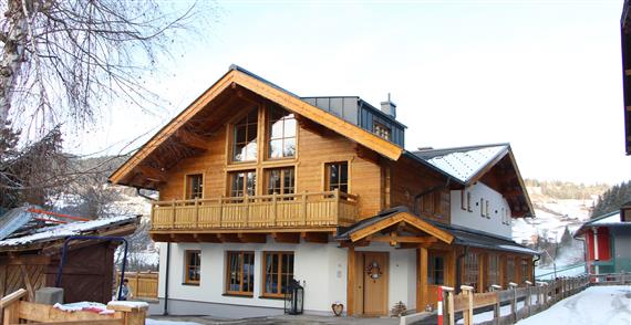 För er som reser med familjen är Amadé Lodge ett härligt boende med rymliga lägenheter i alpstil.