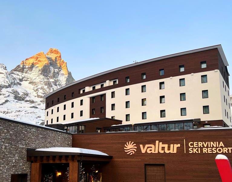 Hotel Valtur Cristallino er helt nyrenoveret til vinteren 2022/23. Drømmer du om en afslappende skiferie i behagelige omgivelser, så er dette hotel et rigtig godt valg. Der tilbydes alt til en dejlig afslappende skiferie i smukke omgivelser. Du finder bl.a. concierge, butik, restauranter, barer med levende musik og DJ,  stor flot pool, minipool til børn, spa og fitness. Hotellet er beliggende i fredelige og smukke omgivelser. Skilifterne og byens centrum ligger kun 800 meter væk og der tilbydes naturligvis shuttlebus til og fra byens hovedlift. Der er skiudlejning på hotellet. I den imponerende wellness-afdeling, kan du nyde en svømmetur i den store pool, slappe af i solsengene, eller gå en tur i fitnesslokalet. I den 1.450 m2 store wellness-afdeling findes desuden sauna, biosauna, dampbad, isvandfald, saltvæg og spabad. Spa-afdelingen er forbeholdt voksne gæster. Pool og fitness er gratis at benytte. Adgang til spa-afdelingen koster EUR 25,- for 60 minutter, og betales ved indgangen.  Opholdet byder på en lækker morgenbuffet og en aftenbuffet, der fyldt med smagfulde italienske retter. Hertil er vin, vand og sodavand inkluderet. Efter middagen kan man nyde en drink i hotellets bar, hvor der er optræden fra live-band eller DJ.