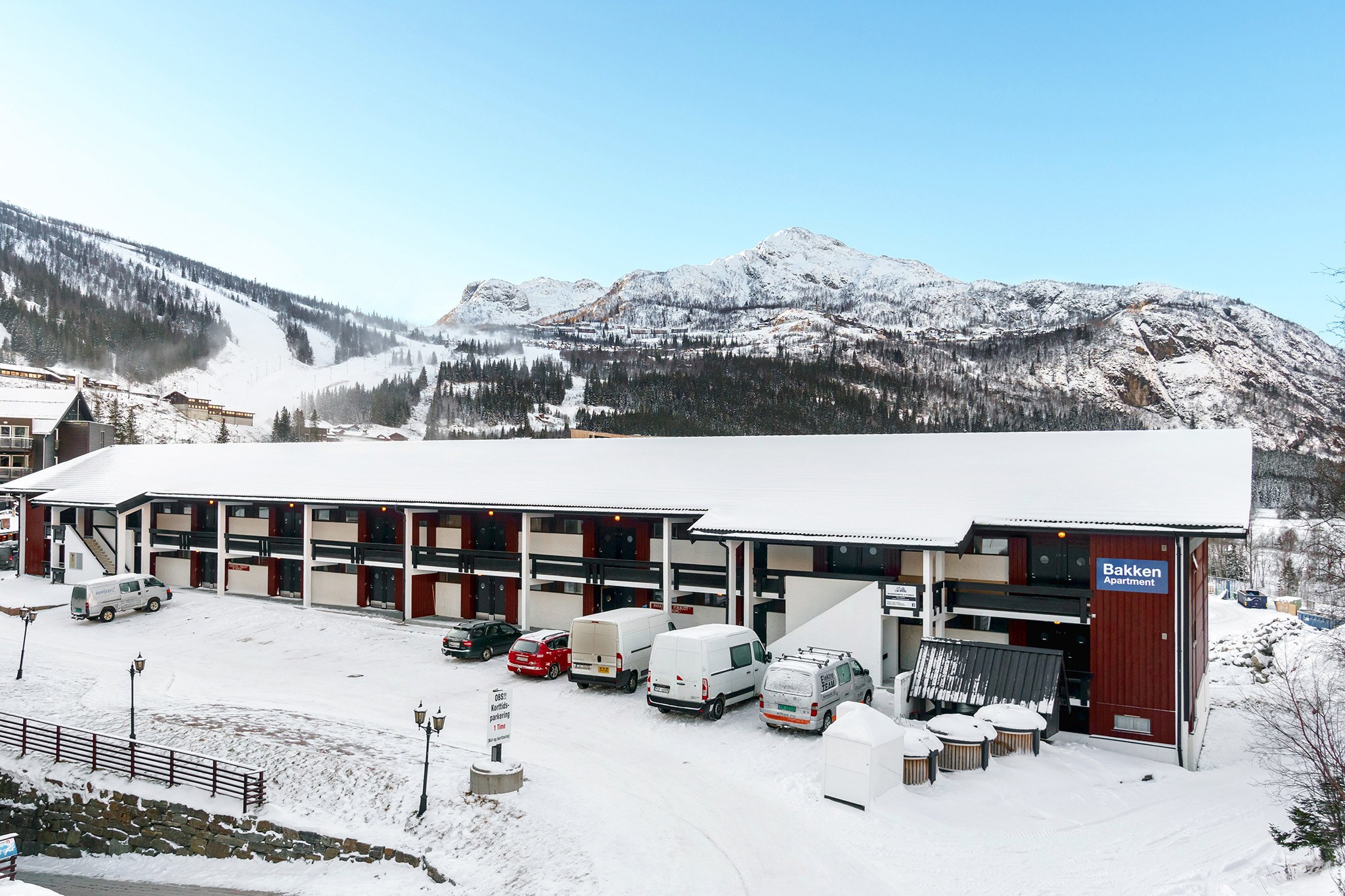 Bakken Lejligheder ligger 300 m fra lift og bakker - tæt på børneområde, langrend, skiudlejning og butikker. Bo midt i Hemsedal Fjellandsby med restauranter, afterski, supermarked og bowling.
