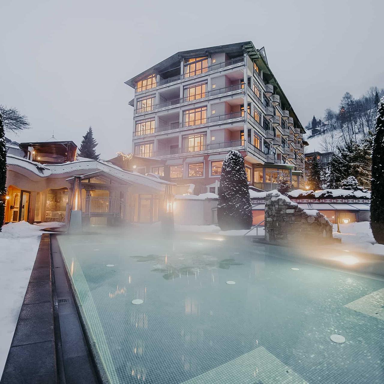 Hotel Sendlhofer's ligger i udkanten af centrum af Bad Hofgastein. Dette luksushotel har mange faciliteter til en uforglemmelig ferie. De hyggelige lejligheder er moderne og meget velindrettede og udstyret med tv og en hyggelig opholdsstue, køkken og et eller flere komfortable soveværelser. Lejlighederne ligger i en separat bygning ved siden af hotellet. Som gæst i lejlighederne kan du benytte hotellets faciliteter. Det idylliske centrum af Bad Hofgastein med sine hyggelige butikker ligger inden for gåafstand, og den første skilift ligger mindre end 1 km derfra. I Aqua Vitalis, det smukke wellnessområde på Hotel Sendlhofer's, kan du blive forkælet efter en lang dag på pisterne. Aqua Vitalis har en stor indendørs og udendørs pool og tilbyder et bredt udvalg af saunaer, infrarøde kabiner og boblebade. Om morgenen venter der en lækker morgenbuffet i den trendy restaurant, og om aftenen kan du tilberede et dejligt måltid i dit eget fuldt udstyrede køkken.