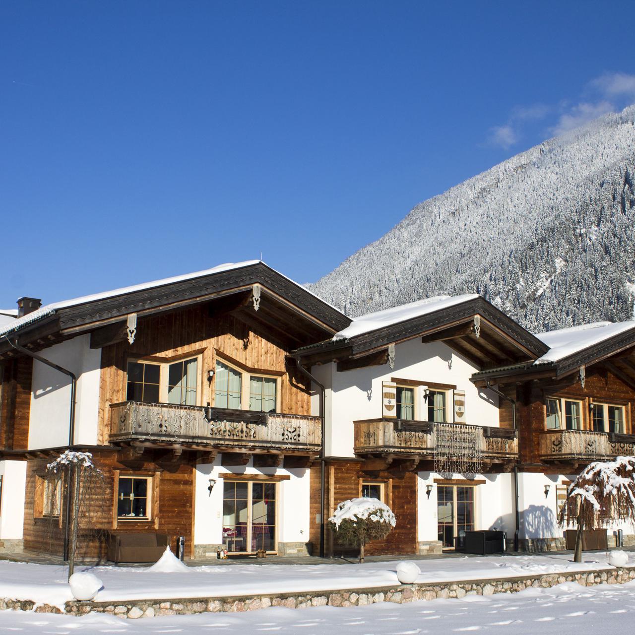 Chalet Schnee ligger i utkanten av skidorten Mayrhofen och passar perfekt för stora familjer eller grupper på upp till 10 personer. Med skidbussen är skidliftarna i Mayrhofen också lättillgängliga. På Chalet Schnee bor du i en fin stuga som är mycket modern invändigt och fullt utrustad med alla bekvämligheter. Förutom 4 rymliga sovrum och 2 badrum har den ett trevligt kök och en solig terrass och balkong. Upplev en avkopplande skidsemester med hela familjen eller med en grupp vänner i Zillertal.