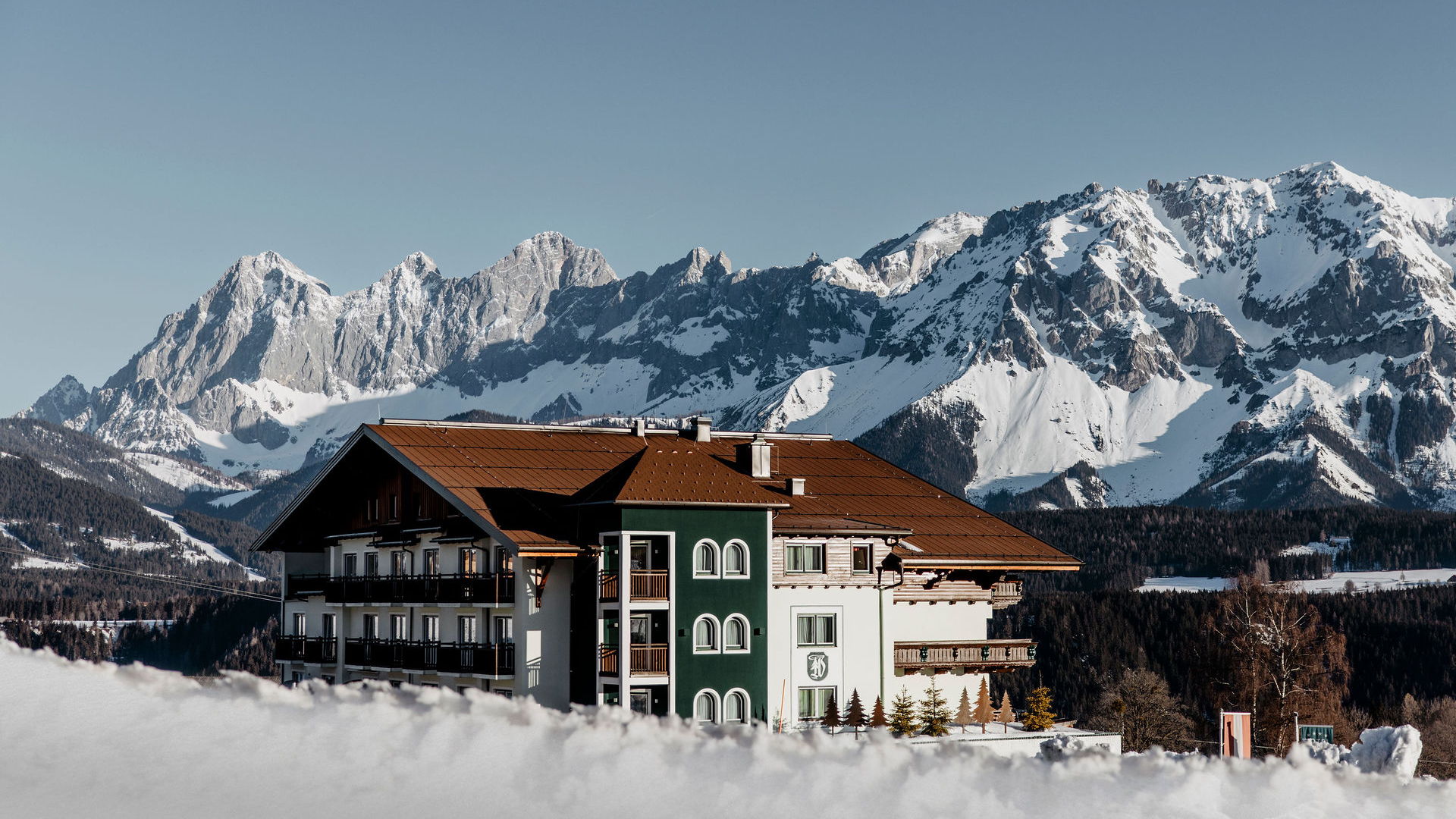 Hotel Waldfrieden er et 4-stjernet og moderne hotel, der emmer af østrigsk hygge. Hotellet er beliggende ved siden af pisten Hochwurzen i Schladming, dvs. bor du på Waldfrieden får du ski in / ski out. Hotellets restaurant sørger for rigtig lækker mad under dit ophold. PRISERNE ER INKL. 6 dages liftkort. Fradrag hvis dette ikke ønskes.Alle værelser har egen balkon, så eftermiddagen kan bl.a. nydes på balkonen med udsigt ud over bjergene. Derudover kan du om eftermiddagen slappe af i hotellets wellnessafdeling med pool og dampbad og/eller træne i hotellets fitnessrum. Mod betalling er der også mulighed for at bestille en tid til massage på hotellet.