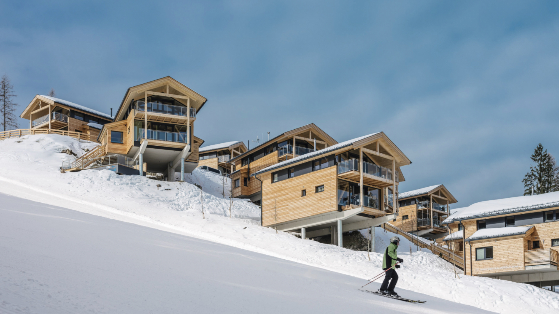 PRISERNE ER INKL. 6 dages liftkort. Fradrag hvis dette ikke ønskes.Hytterne ligger i det smukke område Schladming-Dachstein i Steiermark, Østrig, omgivet af imponerende bjerge og naturskønne landskaber. De er placeret direkte ved skiløjperne, hvilket giver nem adgang til ski-in/ski-out om vinteren. Udsigten fra hytterne over Dachstein-bjerget er spektakulær, og den rolige beliggenhed i alperne gør det til et perfekt sted for afslapning og naturoplevelser året rundt.