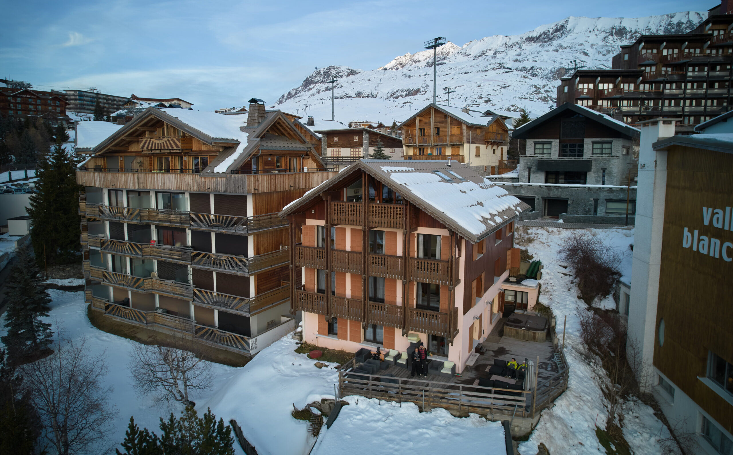 Thinggaards Bed & Breakfast i de Franske AlperKomfort og charme med panoramaudsigt i Alpe d?HuezEr du på udkig efter et hotel, der kombinerer komfort, beliggenhed og en uforglemmelig udsigt? Så er Hotel Belle Etoile i Alpe d?Huez det perfekte valg til din skiferie. Med sin centrale beliggenhed og en fantastisk panoramaudsigt over de omkringliggende Alper, tilbyder dette charmerende hotel en afslappende base for din ferie. Hotellet ligger kun få skridt fra skiområdet, hvilket betyder, at du nemt kan komme ud på pisterne. Du behøver ikke bekymre dig om lange transporttider, da du hurtigt er ude og nyde det imponerende terræn, som Alpe d?Huez er kendt for. Varm og indbydende atmosfæreHotel Belle Etoile er kendt for sin hyggelige og afslappede atmosfære. Indretningen er en skøn blanding af traditionel alpestil og moderne komfort, med masser af trædetaljer og varme farver, der skaber en indbydende og hjemlig stemning. Det er et perfekt sted at vende hjem til efter en dag på pisterne ? enten for at slappe af i den rummelige restaurant og få en drink, tage en dukkert i den opvarmede udendørs jacuzzi med den fantastiske udsigt som baggrund, eller varme sig i saunaen. Perfekt til både par og familierHotel Belle Etoile er ideelt for både par, der ønsker en romantisk get-away, og familier, der søger et afslappende ophold i Alpe d’Huez. Den centrale beliggenhed og de komfortable faciliteter gør det til et populært valg for gæster, der ønsker at kombinere skiløb med afslapning og hygge. Middag på forespørgselGør jeres ophold ekstra bekvemt og nyd en lækker middag uden at forlade hotellet. På forespørgsel kan I tilkøbe middag som enten catering med en velsmagende 2-retters menu eller få en privatkok (minimum 8 gæster) til at tilberede måltidet direkte på hotellet. Dansk værtsparVi har hele huset til rådighed, og vores danske værtspar står klar til at hjælpe jer under hele opholdet. De kender området indgående og deler gerne deres bedste tips ? uanset om det drejer sig om pister, afterski eller hyggelige spisesteder.  
