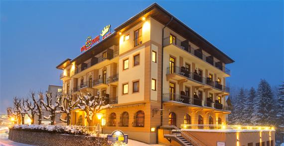 Hotell Krone är ett populärt och relativt billigt hotell med halvpension och ett perfekt läge. Här bor du både nära till lift och centrum.