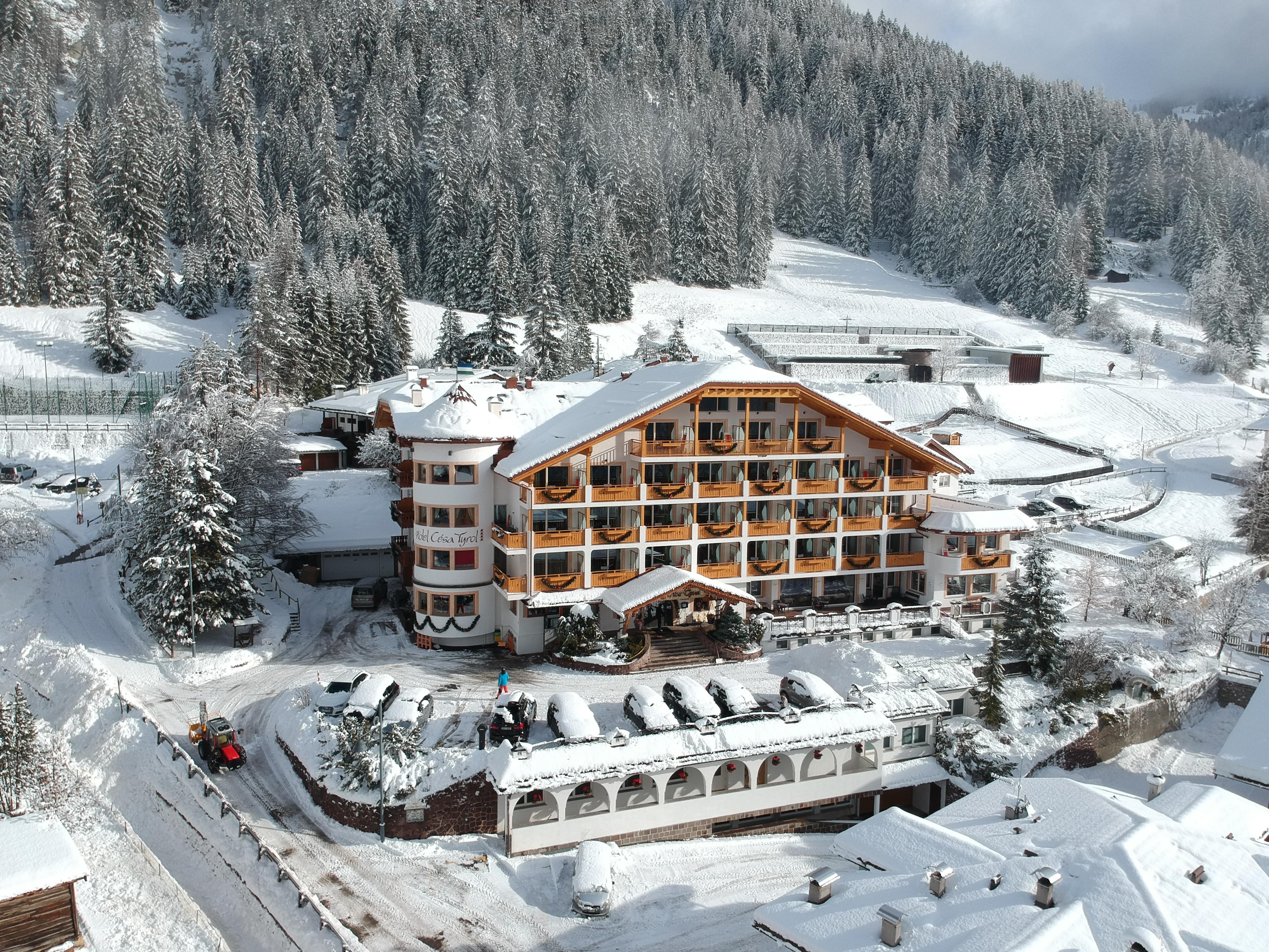 På en vacker plats, lite högre upp, med unik utsikt över Canazei och dalen, hittar du Hotel Cesa Tyrol. Smaka på den genuina atmosfären på detta trevliga hotell med stämningsfulla rum och en bra restaurang. Alla rum är mysigt inredda och utrustade med ett privat, trevligt badrum. Canazeis pittoreska centrum, där du hittar trevliga butiker och terrasser, ligger bara 450 meter bort. Här kan du njuta av en utsökt cappuccino eller en drink efter skidåkningen. Pisterna och liften ligger 900 meter bort. Hotel Cesa Tyrol erbjuder sina gäster transfer till och från skidliften. Efter en aktiv dag i backen finns det inget skönare än att återhämta sig och koppla av. Nytt för i år är ett spektakulärt wellnesscenter på upp till 500 kvadratmeter. De nya faciliteterna inkluderar en finsk bastu, aromatisk mjuk bastu, ångbad, en simbassäng med termiskt vatten och mycket mer. Du kan också koppla av i en härlig relaxavdelning med vitalitetsbar och asiatiskt te. Är du sugen på något aktivt? Detta är det enda hotellet i Canazei med en bowlinghall; så hyr en bana och låt spelet börja!