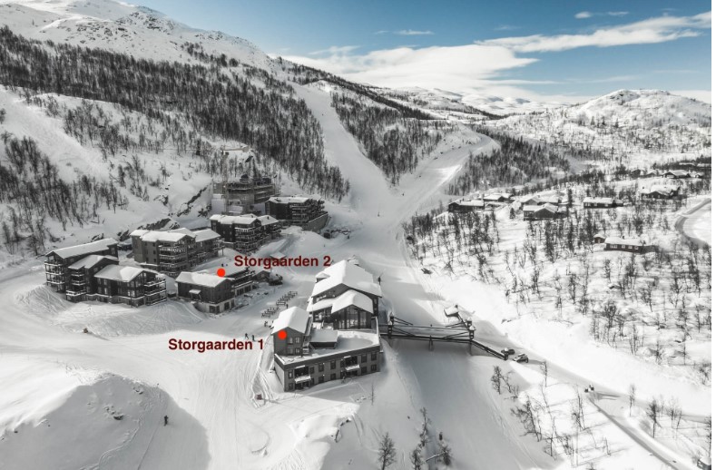 Skigaarden ligger midt i Hemsedal Skisenter og nær højfjeldet i Holdeskaret. Området er bygget op omkring en gårdsplads med en hovedbygning med bar, restauranter og Skistarshop.