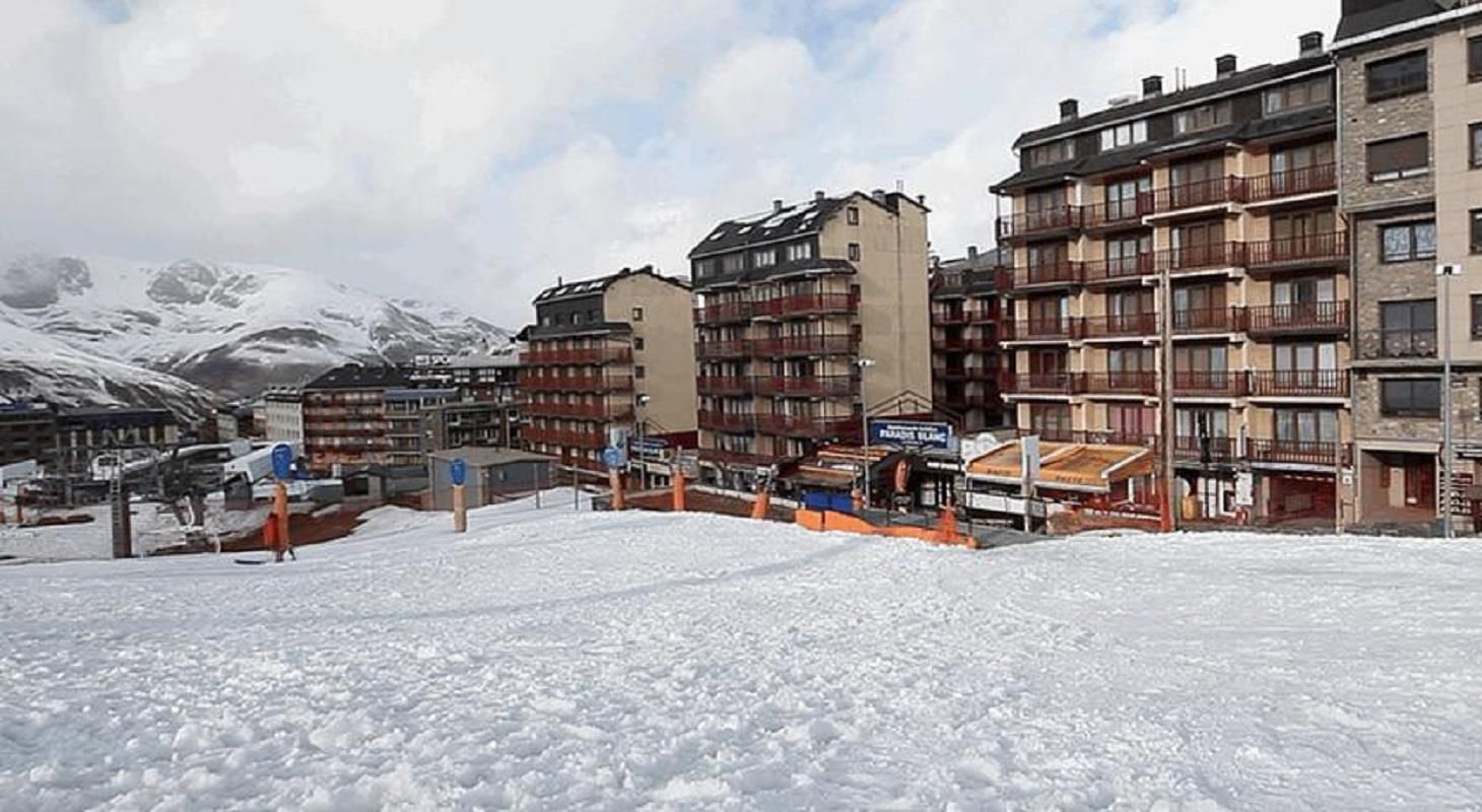 Det familjevänliga boendet Résidence Sapporo har ett perfekt läge precis i närheten av nedfarterna. Till liften är det bara ca 50 meter. Till centrum av Pas de la Casa med inköps- och underhållningsutbud är det ca 300 meter. Bekvämligheter Boendet förfogar över hiss och pizzeria. Måltider Utan måltider.