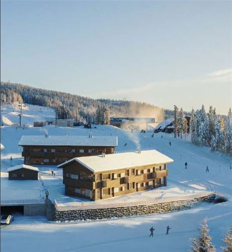 Rejs med familien på skiferie til Hafjell, Norge, hvor I kan bo i disse skønne skilejligheder med plads til op til 8 gæster. Der er ski-in-ski-out, som I kan benytte dagen lang, når I får brug for at komme til og fra pisterne. Blot 200 m fra boligerne ligger den nærmeste restaurant.