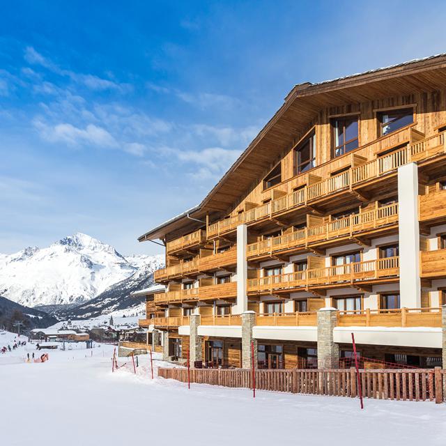 Hotel Saint Charles är ett modernt hotell i centrala Val Cenis. Det är idealiskt beläget för en välförtjänt skidsemester, direkt vid backarna. Rummen, liksom resten av hotellet, är moderna och mysigt inredda. Efter en aktiv dag i backen är det skönt att komma hem till. Hotellets pool och wellnessområde är också underbara och den perfekta platsen för att koppla av efter en aktiv dag.