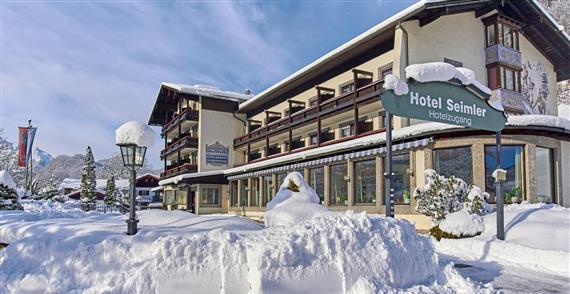 Hotel Seimler er et dejligt hotel beliggende i Berchtesgaden, 2 km fra centrum. Til den nærmeste lift Roßfeld er der 5 km, men lige foran hotellet går en offentlig bus du kan tage til og fra skiområdet hver dag. Hotel Seimler indbyder til afslapning efter en god dag på ski, med pool og sauna i deres