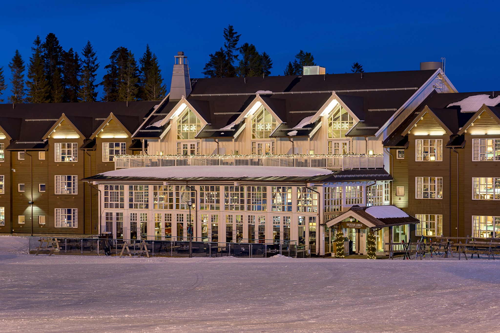 Bo midt i Lindvallen med ski-in/ski-out og kun 20 meter til liften. Du har Experium og Lodgebaren lige ved døren - med badeland, spa, restauranter og hygge efter en dag på ski.