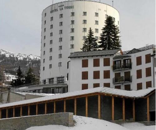 Grand Hotel de la Torre ligger i centrum af Sauze d´Oulx og byder på komfortable og simpelt indrettede værelser. Herfra har du en kort gåtur til og fra liften og pisterne, men det er også muligt at tage skibussen, som holder ca. 100 meter fra hotellet. I centrum finder du butikker, restauranter og barer, hvor du kan nyde en lille aperitif inden middagen. Dit ophold er med halvpension, hvilket betyder at både morgenmad og aftensmad er inkluderet i prisen.