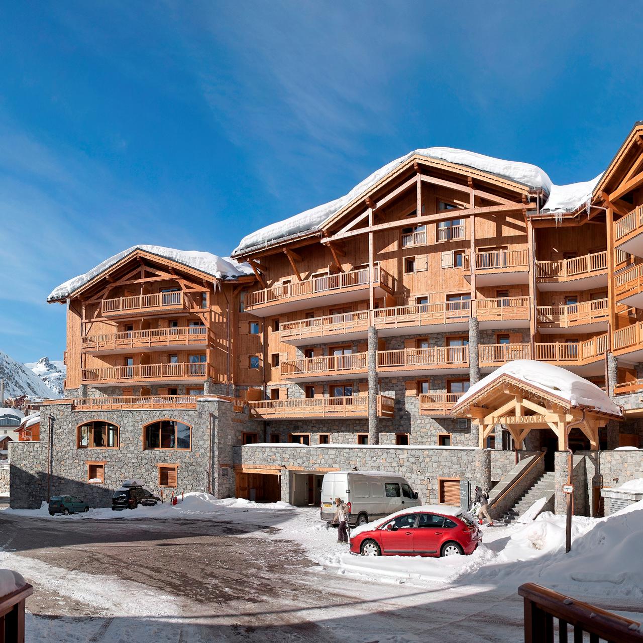 Résidence Le Télémark är en elegant lägenhetsanläggning, med ett lugnt läge i Tignes Le Lac. Det är byggt i traditionell chaletstil och smälter väl in i omgivningen. Det ligger direkt vid pisterna och Le Lac centrum ligger ca 300 meter bort. Lägenheterna är rymliga och har modern, lyxig inredning. Efter en underbar dag i snön kan du koppla av i den vackra hälsoavdelningen. Här hittar du en attraktiv inomhuspool och olika bastur, ångbad och bubbelpooler. Här kommer du att vara helt avslappnad inför en ny dag i pisterna.