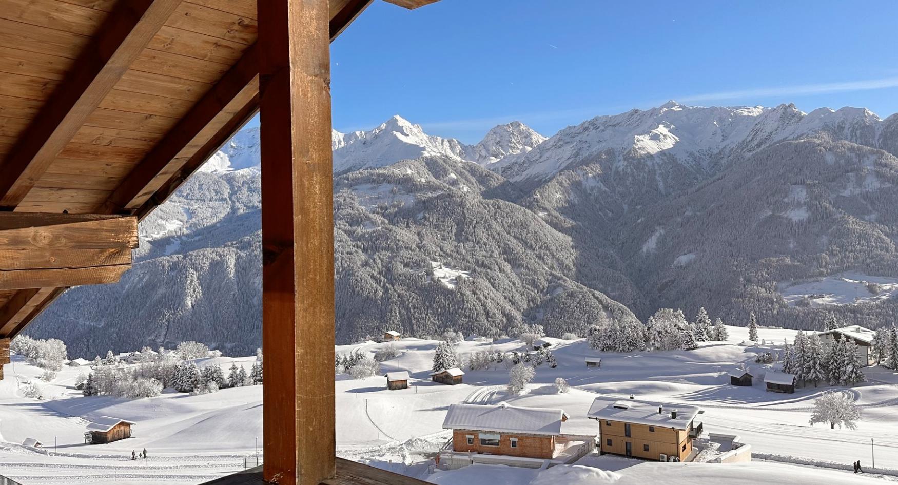 Prisen er INKL. 6 dages liftkort, men kan fravælges ved behov.Apartment Nido byder på moderne og veludstyrede lejligheder i rolige omgivelser på en solrig bakkeskråning i den øvre del af Fiss. Her får du en fantastisk panoramaudsigt over de sneklædte Alper og kort afstand til både centrum og pisterne. Skibussen stopper tæt ved huset, og der er ca. 800 meter til liften - eller en kort gåtur på 10-12 minutter.Lejlighederne er indrettet med høj komfort og plads til 2-6 personer, afhængigt af boligtype. Her er gratis WiFi, parkering ved huset, skirum med støvletørrer og mulighed for morgenbrødsservice. Perfekt til familier, par eller vennegrupper, der ønsker en fredelig base med nem adgang til d