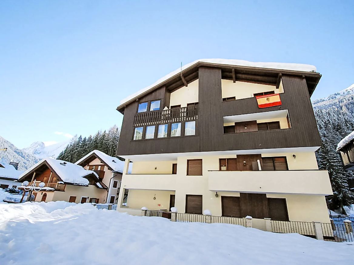 HotelbeskrivelseVelkommen til Residence Des Alpes i Canazei ? et ideelt sted for din næste skiferie, hvor du kan nyde de imponerende Dolomitter. På Residence Des Alpes finder du et hjem væk fra hjemmet med en varm atmosfære, der straks får dig til at føle dig godt tilpas. Lejlighederne er indrettet med tanke på komfort og funktionalitet, så du kan slappe af efter en dag på pisterne. Residence Des Alpes er perfekt for både familier, par og venner, der ønsker at opleve Canazeis storslåede skiterræn med frihed og fleksibilitet. Her kan du nyde fordelene ved din egen lejlighed med køkken, hvor du kan tilberede dine måltider, samt rummelige opholdsarealer, der giver plads til afslapning og hygge. Hver lejlighed er udstyret med alt, hvad du behøver for at få en komfortabel ferie. Beliggenheden er fremragende for skientusiaster, da du kun er en kort afstand fra liftene og pisterne. Du har også nem adgang til Canazeis centrum, hvor du finder et stort udvalg af restauranter, butikker og hyggelige afterski-steder. Skibussen stopper tæt på hotellet, hvilket gør det let at komme rundt i området uden besvær. Residence Des Alpes er et oplagt valg for dem, der søger en afslappet skiferie i smukke omgivelser. Her får du både friheden til at planlægge din ferie, som du ønsker, og bekvemmeligheden ved at have adgang til alt det, Canazei har at tilbyde. Fem gode grundeIdeel beliggenhed tæt på skilifter, pister og centrumKomfortable lejligheder med køkken og rummelige opholdsområderPerfekt til familier og grupper, der ønsker fleksibilitetNemt adgang til skibusHyggelig atmosfære, hvor du straks føler dig hjemme