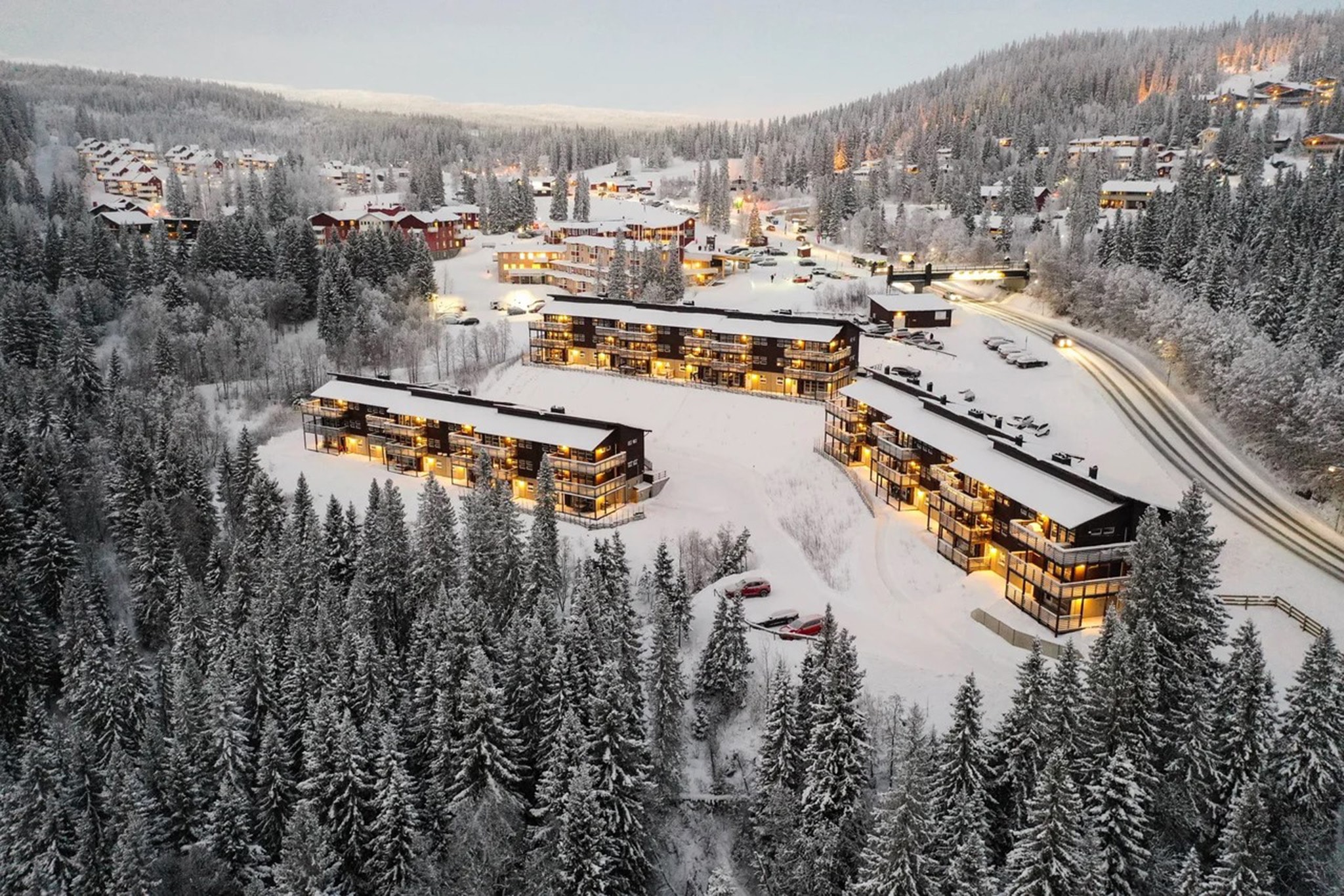 Bo kun 20-150 meter fra pisten i Åre Björnen. Bear Lodge byder på komfortable lejligheder med 5-8 senge, sauna og sydvendt altan med udsigt over Åredalen.