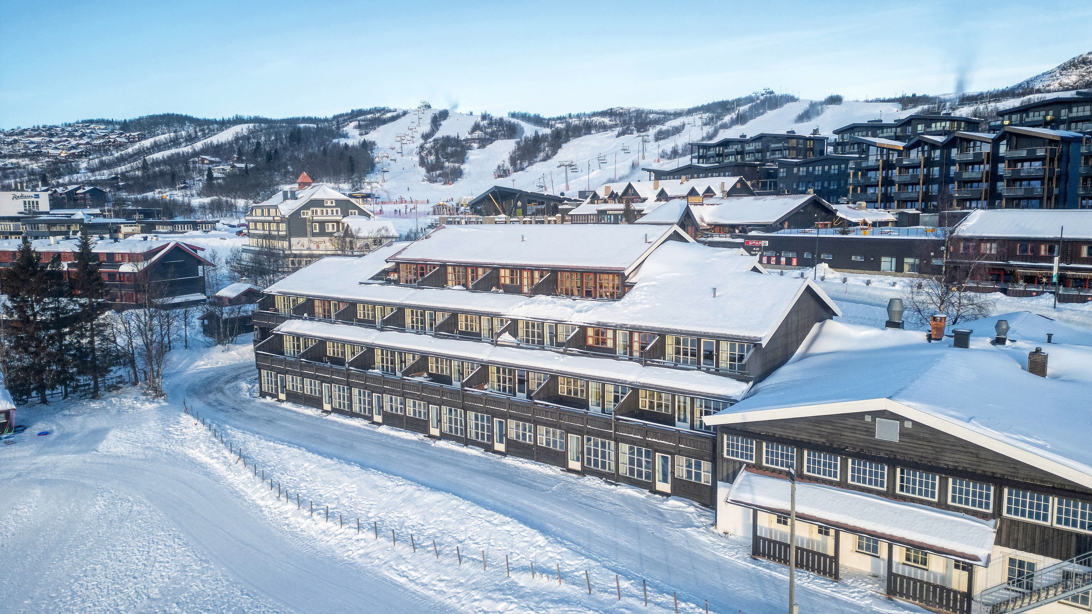 Bergo Apartments er hyggelige familielejligheder tæt på pisten og liften. Bo centralt med børn og tæt på centrum og indkøb. Bergo apartments ligger sammen med Bergo Hotel, og alle lejlighedsgæster har adgang til hotellets faciliteter. Alle lejligheder har wi-fi. På hotellet er der restaurant, bar, afterski og legerum til børn. Bemærk, at alle lejligheder varierer og billederne er eksempler.