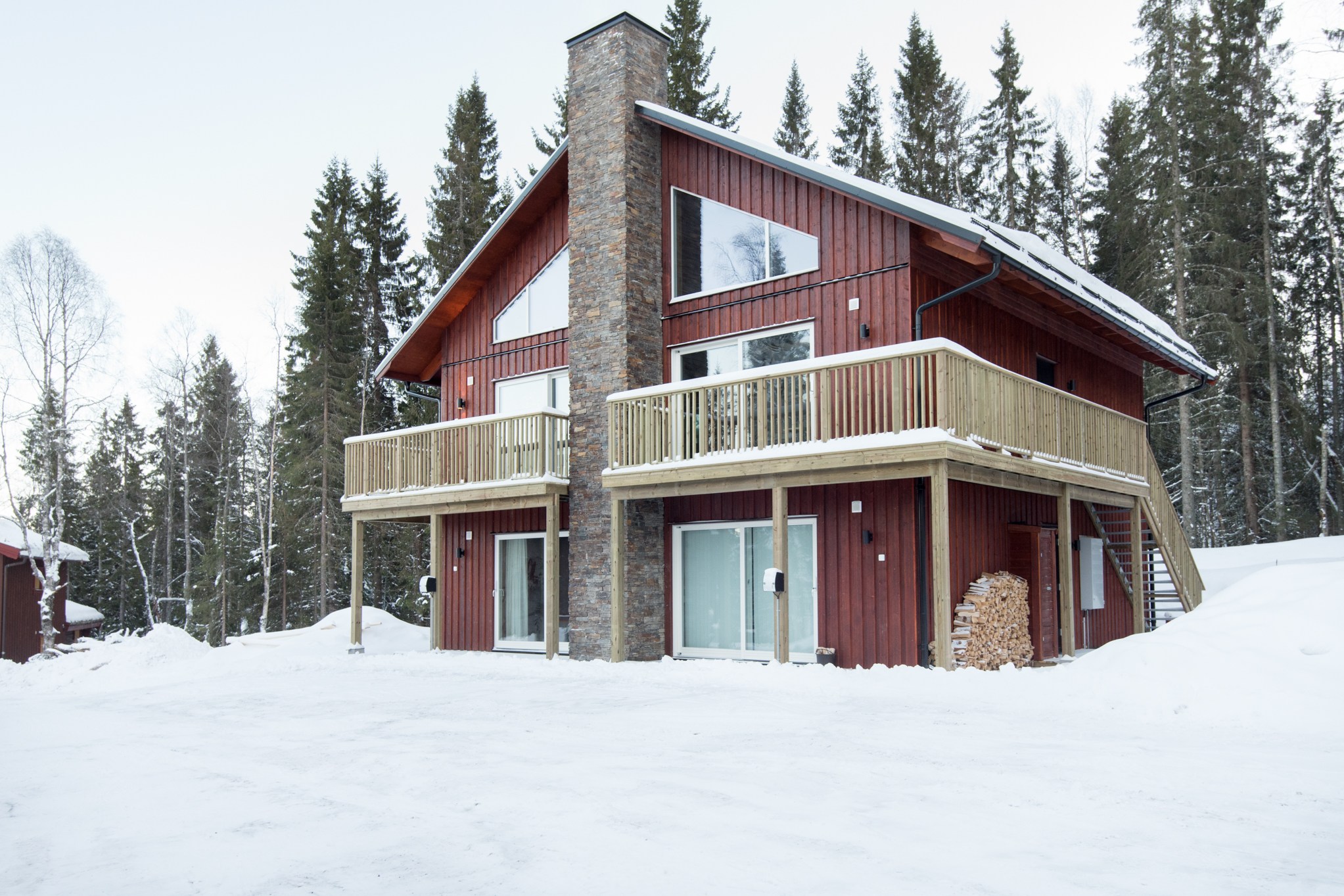 Bo med hele Lindvallen lige uden for døren og kun 25-225 meter til liften. Timmerbyn Top byder på hyggelige hytter og lejligheder i gåafstand til Experium og områdets mange aktiviteter.