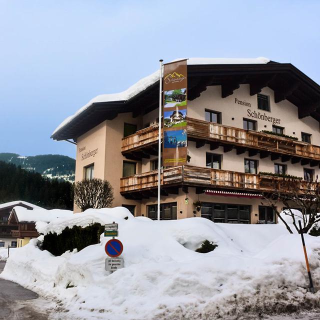 Schönberger Apartments är vackra, helt nya lägenheter med ett lugnt läge i Wagrain som ligger ligger 500 meter från centrum, 500 meter från skidliften Flying Mozard och pisten. Skidbussen tar bara 10 minuter till Gondolen och den stannar 200 meter från din lägenhet. Detta innebär att på morgonen kan du vara säker på att vara en av de första i pisten.Lägenheterna är moderna och fullt utrustade. Rummen är trevligt inredda och köket har alla bekvämligheter. När de sista solstrålarna försvinner bakom berget, är det dags att upptäcka stadens livliga centrum med bl.a. trevliga butiker, bra restauranger och flera afterski-barer.            