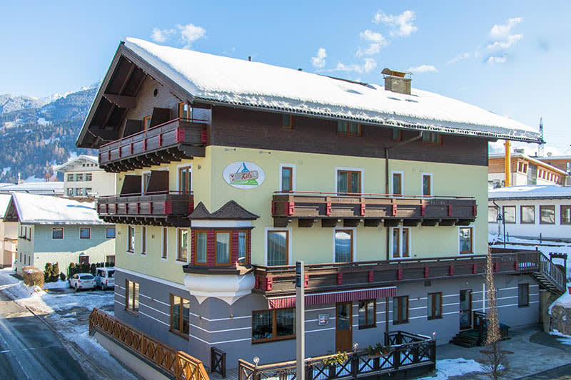 Sporthotel Kitz är ett trevligt 3-stjärnigt hotell beläget i bydelen Bruck, mellan de populära skidområdena Zell am See och Kaprun. Du bor endast 20 meter från skidbussen som smidigt tar dig till liften på få minuter. Hotellet erbjuder bekväma rum inredda i traditionell alpstil, samtliga utrustade med moderna faciliteter. Hotellet erbjuder halvpension, och i hotellets restaurang serveras en härlig frukostbuffé varje morgon för att ge dig en bra start på dagen. På kvällen kan du njuta av en utsökt meny med lokala specialiteter - restaurangen är dock stängd på onsdagar, vilket ger en perfekt möjlighet att utforska byns restauranger, antingen i Bruck eller i någon av de närliggande byarna. Efter en dag i backarna kan du koppla av i hotellets wellnessområde, som inkluderar bastu och ångbastu. Med sitt centrala läge och trevliga faciliteter är Sporthotel Kitz ett utmärkt val för dig som vill ha enkel tillgång till både Zell am See och Kapruns skidområden. Se vårt stora utbud av hotell och lägenheter för din skidresa till Zell am See här och läs mer om skidresor till Österrike här.