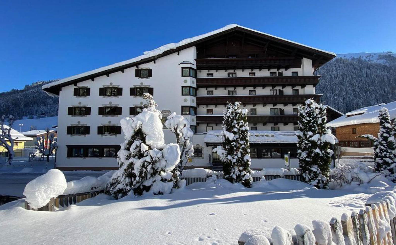 Velkommen til vores eget Heart Hotel Arlberg i St. Anton. Et charmerende hotel med plads til afslapning i poolen, og alt du har brug for på skiferien.