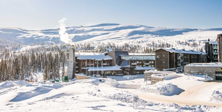 Trysil er et skieldorado for alle, og både børn og voksne kan boltre sig på de fire sammenhængende skiområder dagen lang. Tag familien med og bo i lejlighed eller på hotel lige ved Trysilfjell Turistcenter. 