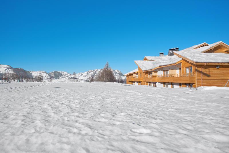 Mellan de snöiga topparna i Alpe d'Huez ligger Résidence Lagrange Vacances L'Alpenrose. Boendet är vackert byggt i chaletstil med trä och sten. Här bor du i rymliga sviter med lyxig inredning. På morgonen kan du njuta av en utsökt frukostbuffé. Skidliften hittar du bara 250 meter bort. Rummen är moderna och vackert inredda. Efter en aktiv dag i snön kan du ta ett uppfriskande dopp i den uppvärmda utomhuspoolen eller koppla av i ångbad.