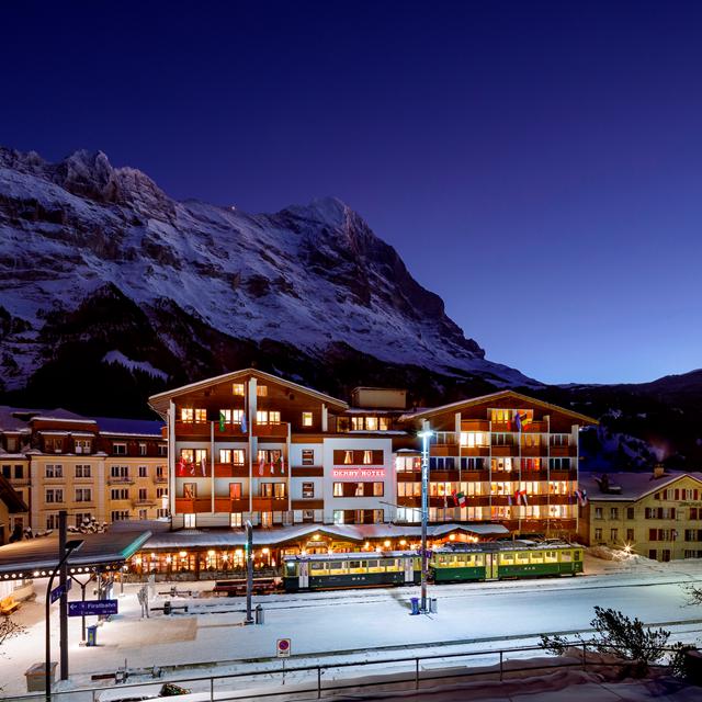 Derby Hotel Grindewald är perfekt för en sportig vintersemester i det fantastiska skidområdet Jungfrau Region. När du bor här befinner du dig i Grindelwalds centrum och praktiskt taget bredvid skidliften. Så du kommer att vara i backen på nolltid! Inom gångavstånd från hotellet finns flera restauranger där du kan njuta av ett mellanmål och en drink. I slutet av dagen kommer du hem till ditt bekväma rum med fina sängar där du säkert kommer att somna direkt efter en så sportig dag utomhus. Det kommer att bli en underbar tid i det vackra Schweiz.