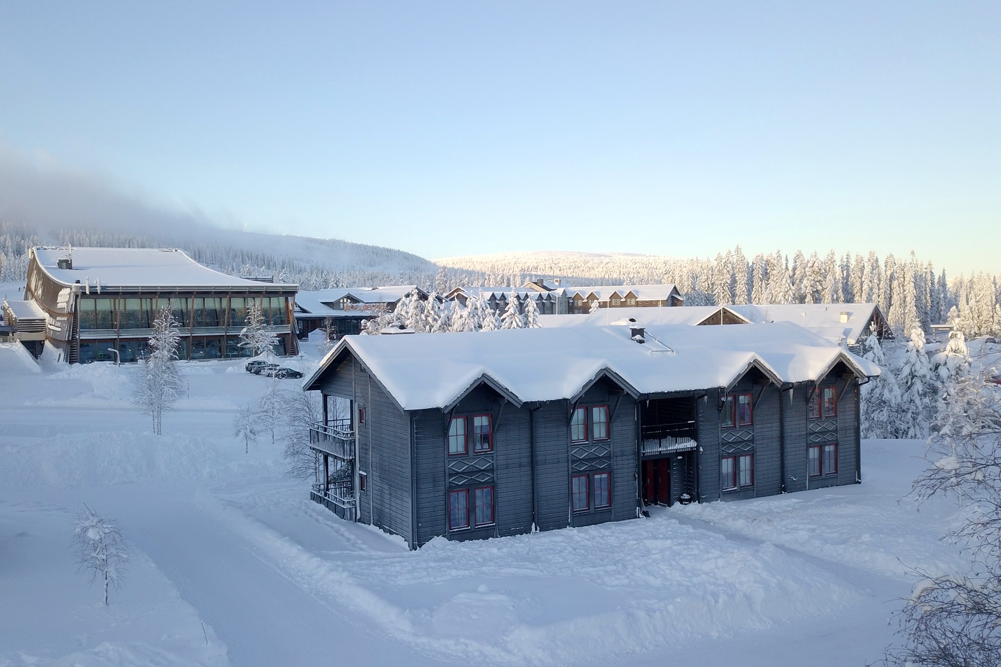 Bo midt i Lindvallen - kun 200 meter fra pisten og skiskolen. Ski Lodge Village byder på moderne og hyggelige lejligheder med sauna, brændeovn og alt, du skal bruge for en skiferie med børnene i fokus.