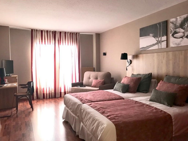 Hotel Grand Pas är beläget ca 75 m från Grandvaliras skidsystem. Hotellet renoverades hösten 2018 och erbjuder fräscha rum och trevliga sällskapsytor där man kan koppla av med något gott att dricka framför den öppna spisen. Hotellets wellnesavdelning är utrustad med pool, jacuzzi och bastu vilket är välkommet efter ett par dagars skidåkning. En timme per person/vecka ingår i grundpriset. Ytterligare inträden kan köpas på plats mot en avgift. Observera att man bokar tid för att tillträda pool/jacuzziområdet i receptionen. Hotel Grand Pas passar både mindre sällskap och familjer, hotellets alla bekvämligheter samt sitt centala läge till både liftar, restauranger och barer gör det optimalt för en härlig skidsemester. Hotellets standardrum har ingen utsikt. Man kan välja med utsikt mot bergen/byn mot extra avgift. Halvpension ingår. Quality Travel bjuder exklusivt våra gäster på bagagetransport till detta hotell. Denna förmån tillgodoser vi då det inte är tillåtet för transferbussar att köra in i byn Pas de la Casa, transfern avslutas därför vid busshållplatsen i nedre delen av byn. Bagagetransporten inkluderar väskor samt skidpaket. Resenärer tar sedan en trevlig promenad genom byn till sitt hotell. Mer information ges på transferbussen och guider hjälper resenärer att hitta sina respektive hotell.
