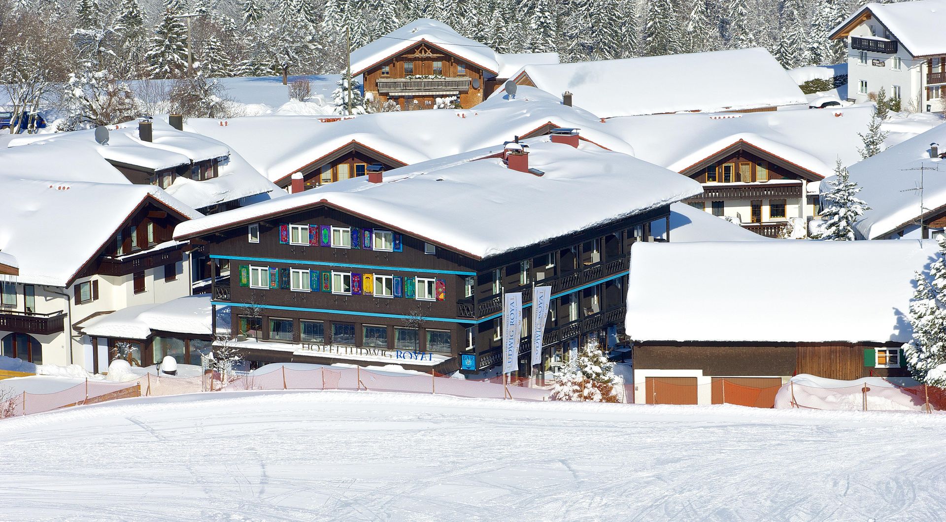 Det komfortable 4-stjernede superior Golf & Alpin Wellness Resort Hotel Ludwig er roligt beliggende i bydelen Steibis, ca. 5 km fra centrum af Oberstaufen og oplevelsesbadet Aquaria. Indstigningen til Skiarena Imberg (ligger ca. 1 km fra indkvarteringen) og nås via to transportlifter, der nås efter ca. 50 m. Til indkvarteringen hører faciliteter som reception, Wi-Fi, elevator, restaurant, morgenmadsrum, bar, ski- og støvlerum, terrasse, gratis parkeringspladser og en parkeringsgarage mod betaling (hvis ledig). Det komfortable og store wellnessområde på ca. 1.800 m² (for åbningstider, se opslag på stedet) har svømmehal, dampbad, infrarødkabine, finsk sauna, urte-sauna, spabad samt hvilerum. Der er også et fitnessområde med cardio- og fitnessredskaber, der kan benyttes gratis. Solarium, massager og behandlinger i skønhedscenteret er mod betaling (åbningstider se info på indkvarteringen). Deltagelse i hotellets fritidsprogram (se opslag på hotellet) er inkluderet i prisen. Desuden får man 22 % rabat på dagsliftkortet Imberg Arena (vinterdrift) samt 10 % rabat på tekstiler hos Sport Hauber. Forplejning 1/2 pensionen PLUS, der allerede er inkluderet i prisen, består af righoldig morgenmadsbuffet, eftermiddags-"jause" (kl. 14 - 15.30) samt en buffet eller 4-retters valgmenu om aftenen.