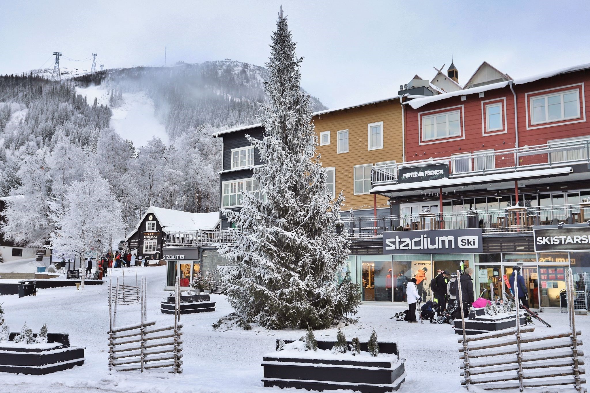 Hold skiferie midt på Åre Torg med kun 20-40 meter til lift og piste. Her bor du i rummelige lejligheder med sauna, køkken og plads til 4-8 personer - tættere på skiløbet og bylivet kommer du ikke.