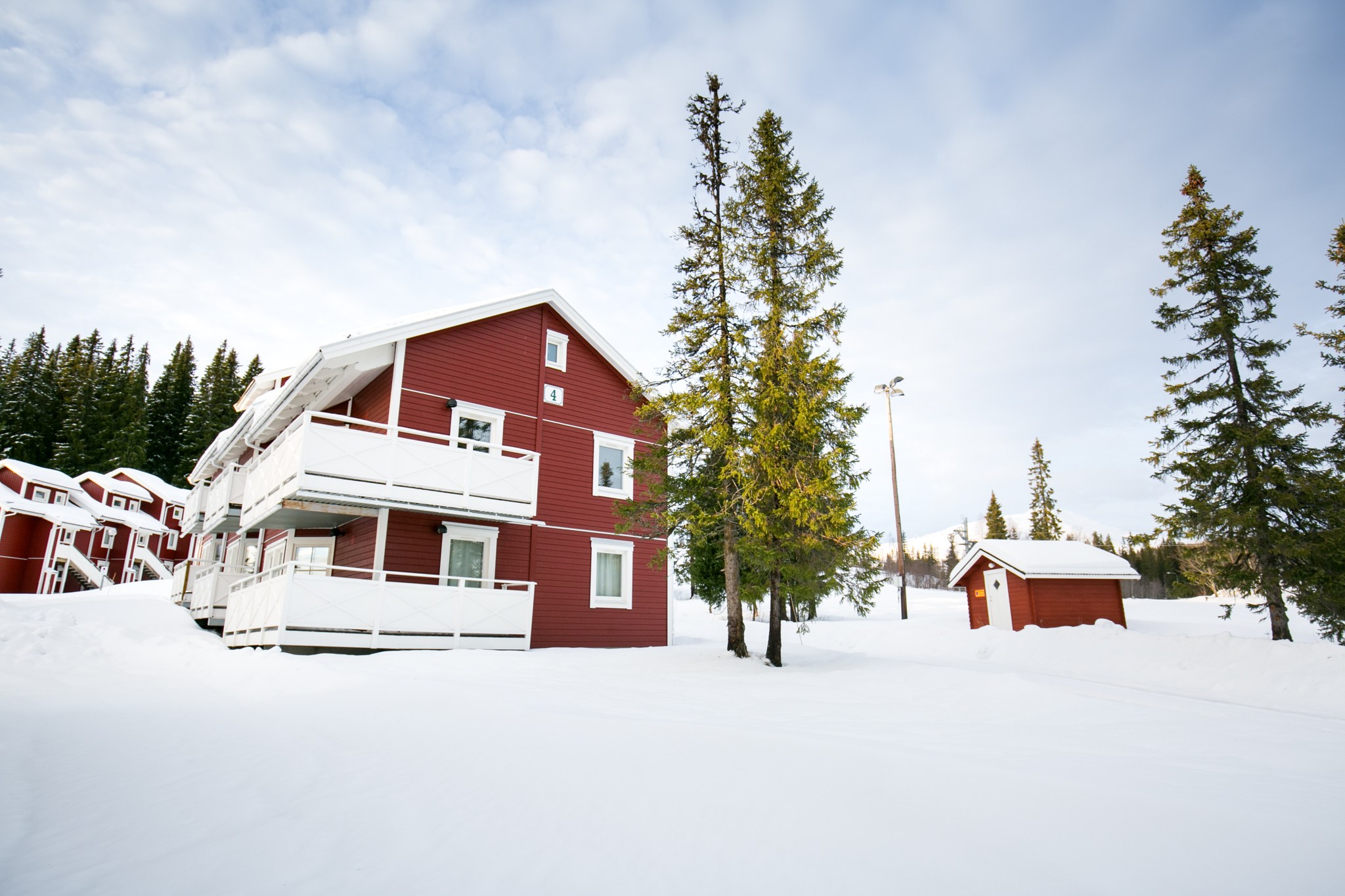 Kun 10-100 meter fra pisten! Vargen har ski-in/ski-out, sauna, balkon og plads til hele familien. Bo midt i børnevenlige Björnen med kort vej til lift, butik, restaurant og langrend - alt lige uden for døren. 