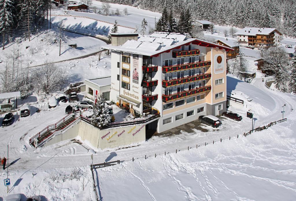 Hotel Hubertus ligger i udkanten af Fügens hyggelige centrum. De komfortable værelser og hotellets wellness-faciliteter danner en god ramme om en dejlig skiferie. Hotel Hubertus' wellness-center har både sauna, tyrkisk bad og solarium. Dit ophold på Hubertus inkluderer halvpension, med stor morgenmadsbuffet og lækre middage. Skibussen holder lige uden for hotellet og kører dig til Fügen, Hochfügen og Kaltenbach. Efter en dejlig dag på ski, kan eftermiddagen nydes på en af de hyggelige afterski-barer i centrum af Fügen.