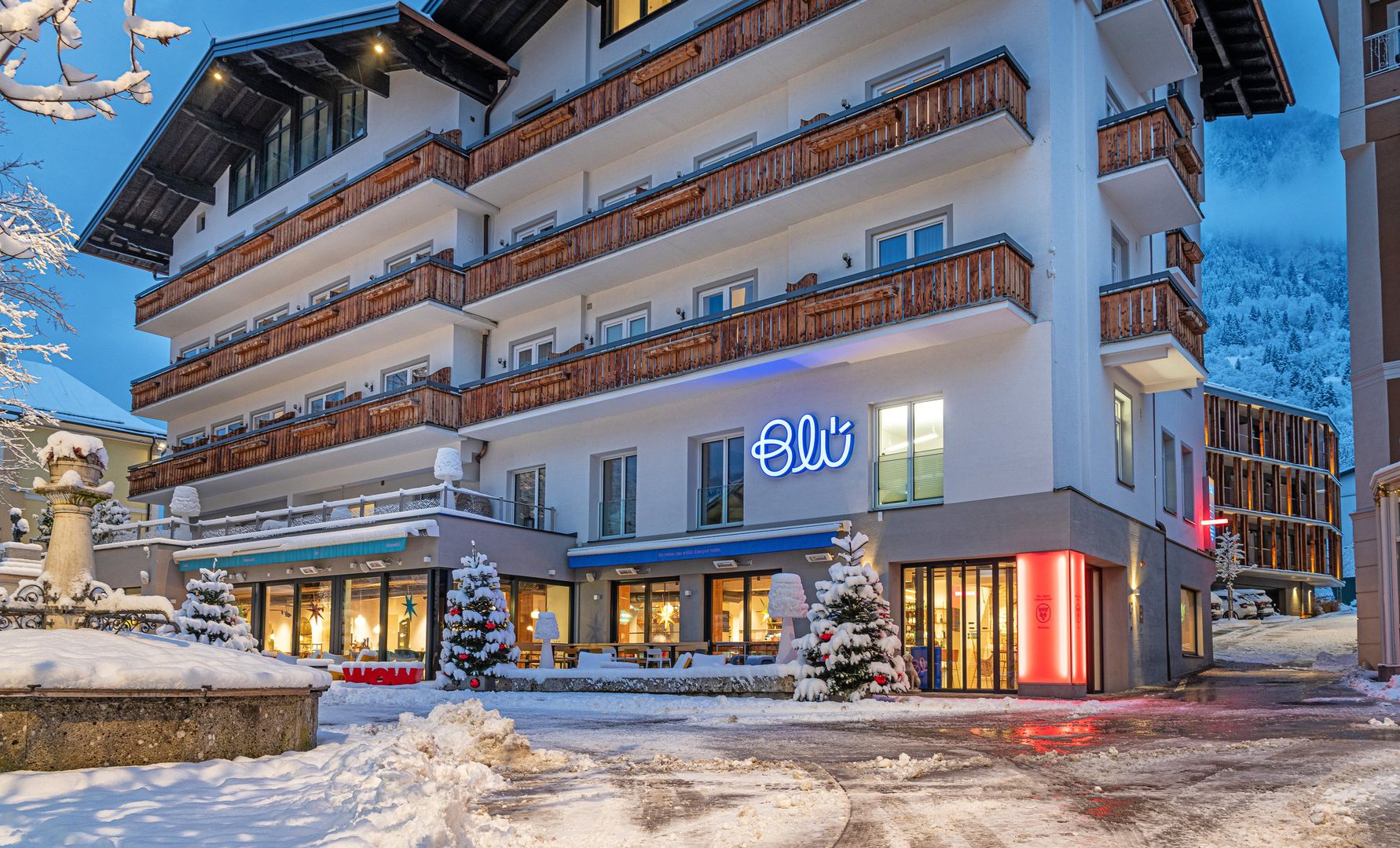 Det komfortable Hotel Blü - bin so frei ligger midt i gågaden i Bad Hofgastein med caféer og restauranter. En skibus holder umiddelbart i nærheden af hotellet (ca. 20 m) og bringer gæsterne til Schlossalm-banen (ca. 1 km fra indkvarteringen). Indstigningen til langrendsløjpen ligger ca. 450 m fra indkvarteringen. Faciliteter Indkvarteringen består af et hovedhus og en tilbygget sidebygning "Baumhaus" (bygget i sommeren 2020), der er forbundet med hinanden underjordisk. Indkvarteringen har reception, elevator, Wi-Fi, morgenmadsrum, restaurant, bar, bibliotek og skikælder. Derudover har hotellet en ladestation til e-biler og parkeringspladser mod betaling (hvis ledig). I nærheden af hotellet er der desuden gratis parkeringspladser (hvis ledig). Det ca. 500 m² store "Himmelblü Sp" ligger på 5.sal, over tagene i Bad Hofgastein og byder med finsk sauna, økosauna, panorama-hvilerum samt panoramaterrasse, taghave og stort yoga-rum (for åbningstider, se opslag på indkvarteringen). Derudover får man "Gastein Card", som giver mange rabatter som fx nedsat entré til "Alpentherme Bad Hofgastein" (se info på destinationen). Forplejning 1/2 pensionen, der allerede er inkluderet i prisen, består af righoldig, regional morgenmadsbuffet samt 3 retter fra hotellets à-la-carte-menukort (fra kl. 11 - 17, tidspunktet kan vælges frit eller en 3-retters valgmenu (Blü Taste Menu, fra kl. 17). En bestilling à-la-carte efter kl. 17 er mulig på forespørgsel og eventuelt mod en merpris. Til jul (24-12) og nytår serveres der en gallamenu. Der er vegetariske alternativer og på forespørgsel er der mulighed for laktosefrie retter. På indkvarteringen fås der 1 x pr. person og ophold en rabatkupon til en "Blü" aperitif fra "Blükarte" (gyldig ved booking af 4 eller 5 nætter) samt 1 x pr. booking af 7 nætter en flaske "Blü" vin på værelset ved ankomsten (kan ikke overdrages, ingen kontant udbetaling, se info på indkvarteringen). For bookinger fra december 2024 er 1/2 pension inkluderet med en righoldig morgenbuffet (kl. 07.30 - 10.30) og en 3-retters valgmenu (kl. 17.00 - 20.30) om aftenen. Til jul (24-12) og nytår serveres der en gallamenu. Der er vegetariske alternativer, og på forespørgsel er der mulighed for laktosefrie retter. Der fås en flaske Blü-vin på værelset ved ankomsten én gang pr. booking med 5 eller 7 nætter (kan ikke overdrages, ingen kontant udbetaling, se information på stedet).
