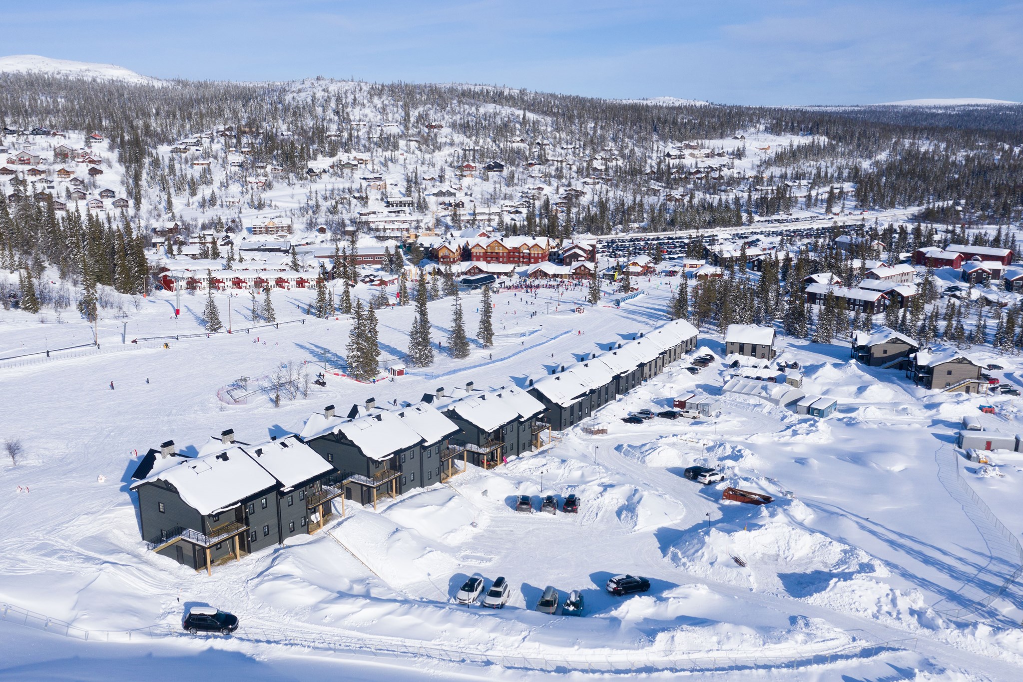 Bo komfortabelt i veludstyrede og lækre lejligheder kun 20 meter fra nærmeste lift og piste - tæt på både børneområde og Skalets Torv med afterski og restauranter.
