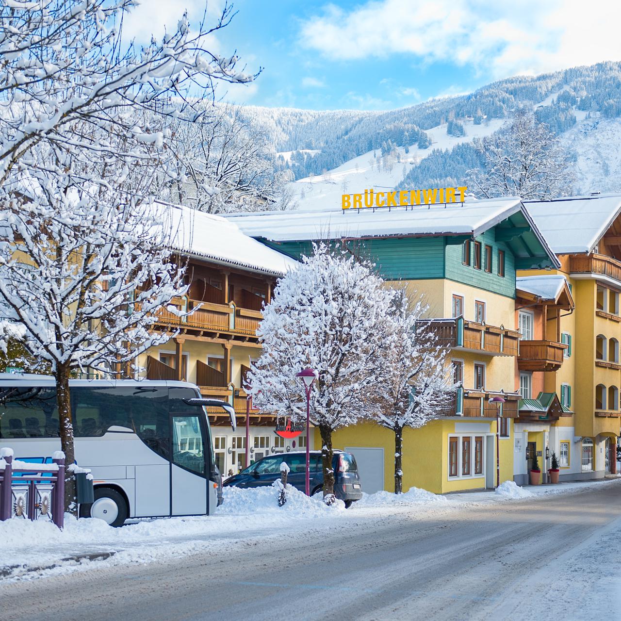 Brückenwirt Hotel är ett äkta familjehotell som har funnits i minst 150 år. Hotellet erbjuder tradition och mysighet i kombination en mysig atmosfär med lyx. Hotellet erbjuder t ex ett modernt fitness- och hälsocenter med bastu, bubbelpool och ångbad. Rummen är mycket snyggt och trivsamt inredda och har alla TV, telefon och ett snyggt badrum. Brückenwirt Hotel har ett utmärkt läge mitt i centrum av St Johann im Pongau. Skidbussen avgår precis intill hotellet, vilket gör det enkelt att ta sig till de olika skidliftarna. Även efter skidåkningen kan du njuta av en mysig afterski i baren på Brückenwirt Hotel. Känner du för mer avkopplande aktivitet? Njut av utsikten medan du simmar några varv i den uppvärmda utomhuspoolen eller koppla av i det turkiska badet.