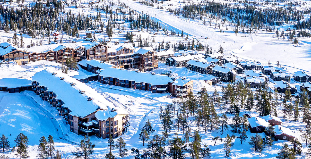 Norefjell Ski og Spa hotel ligger på fjeldet med pisten lige uden for døren. Hotellet åbnede i 2009 og har klatrevæg, pool, spa afdeling og meget mere. Alle gæster som bor i Suite lejligheder eller i dobbeltværelser inde på hotellet har morgenmad og sengelinned med i prisen.