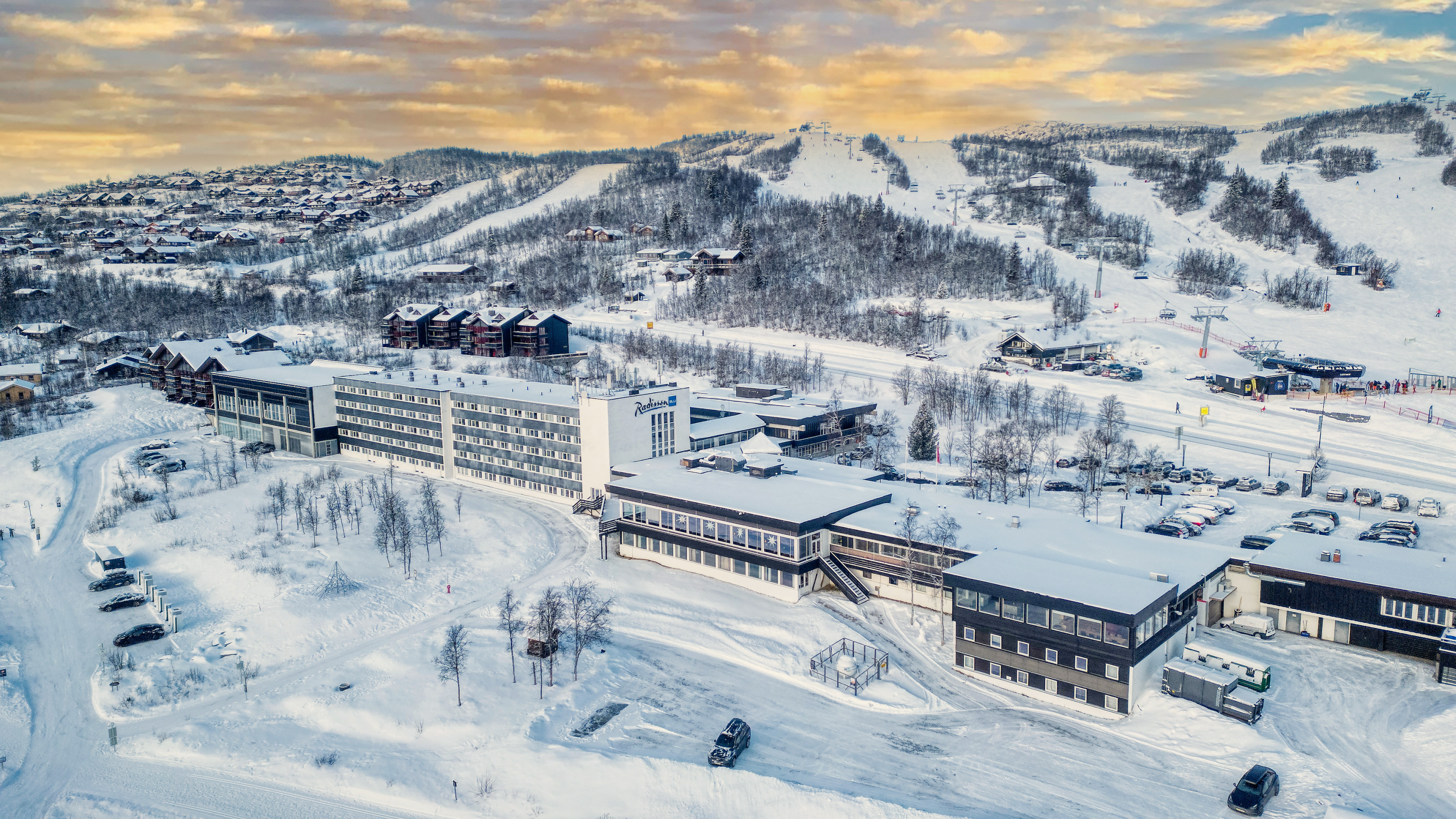 Radisson Blu Beitostølen er et ægte høyfjellshotel inkl. morgenmad samt kort afstand til langrend og alpinområdet. Alle hotellets gæster har fri adgang til pool og træningsrum. For de yngste gæster er der legerum. Desuden findes lobbybar, dansebar og natklub. Her er kort sagt noget for alle aldre! Tilkøb halvpension og tænk kun på hygge og nærvær!