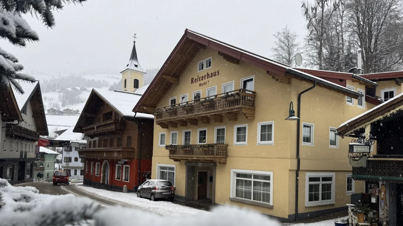 Vi er stolte over at kunne præsentere Thinggaards Apartment Reiterhaus i Wagrain. Vi råder over hele huset og vores danske værtspar vil være behjælpelige under hele jeres ophold. De har stort kendskab til området og er altid klar med gode råd, hvad end det handler om skiområdet, afterskisteder eller hyggelige restauranter. Huset ligger midt i det hyggelige centrum, lige overfor den ikoniske snemand og ud til det lille torv. Der findes både, indkøbsmuligheder, barer, caféer og restauranter tæt på. Der er omkring 5 minutters gang til hovedliften Grafenberg, som tager jer op til det store skiområde. Vil I hellere med skibussen, holder den lige udenfor døren, og tager jer uden stop direkte til liften. Hvis I ønsker en hyggelig lejlighed indrettet i hyggelig østrigsk stil, med en central placering og til yderst fornuftige priser, så er Thinggaard Apartment Reiterhaus helt sikkert noget for jer. Ved indkvartering i Apartment Reiterhaus kan du tilkøbe morgenmad og denne spises i Pension Reiterhaus. Vil I helst slippe for at tage stilling til aftensmaden hver dag, har I mulighed for at tilkøbe aftensmad for hele opholdet, på vores nabohotel Thinggaard Hotel Grafenwirt. Vil du opleve Østrig om sommeren, tilbyder vi ophold Pension Reiterhaus, Apartment Reiterhaus og Hotel Grafenwirt. Bemærk, at  liftkort er ikke inkluderet på rejser om sommeren.